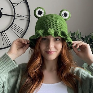 Gehäkelte Frosch Mütze mit Rüschen – Handgefertigte Grüne Tier Beanie Mütze