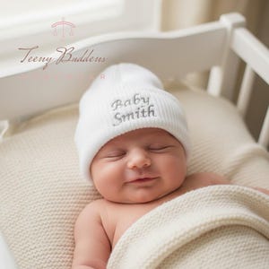 Personalised Baby Beanie Hat – Newborn Knitted Embroidered Hat, Unisex Boys & Girls imagem 2