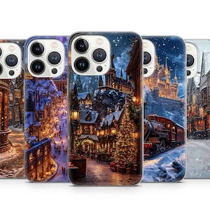 Könnte beinhalten: Fünf Smartphone-Hüllen mit einem winterlichen Fantasy-Design. Jede Hülle zeigt eine andere Szene eines schneebedeckten Dorfes mit warmer Beleuchtung, darunter ein Zug, Geschäfte und ein Schloss. Die Hüllen sind für ein Smartphone konzipiert.