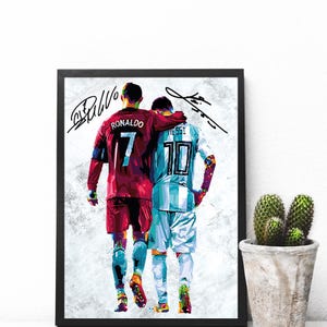 Könnte beinhalten: Gerahmter Kunstdruck mit einer farbenfrohen, stilisierten Illustration von zwei Fußballspielern, einer in einem roten Trikot mit der Nummer 7 und der andere in einem hellblauen Trikot mit der Nummer 10. Mit Unterschriften.