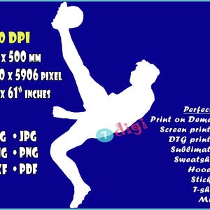 Könnte beinhalten: Weisse Silhouette eines Fussballspielers, der einen Ball vor dunklem blauem Hintergrund tritt. Text enthält "300 DPI", "320 x 500 mm" und Dateitypoptionen. Geeignet für Print-on-Demand-Produkte wie T-Shirts und Tassen.