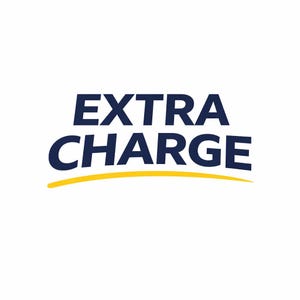 Op de afbeelding: De woorden "EXTRA CHARGE" in marineblauw, met een gele gebogen lijn eronder, worden weergegeven op een witte achtergrond. De tekst is vetgedrukt en zonder schreef.