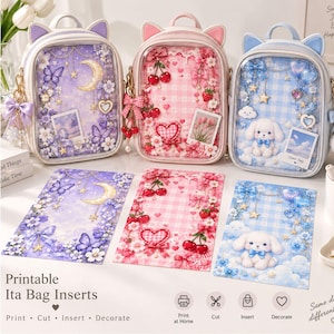 Può includere: Tre zaini con orecchie da gatto in viola, rosa e blu, ognuno dotato di una tasca frontale trasparente riempita con ciondoli decorativi, tra cui farfalle, lune, cuori, ciliegie e un cucciolo. Tre inserti rettangolari in carta abbinati sono mostrati sotto.