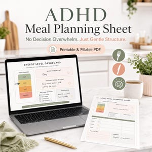 Könnte beinhalten: Ein digitaler ADHD-Mahlzeitenplaner auf einem Laptop-Bildschirm und eine gedruckte Version auf Papier. Das Dokument enthält ein Energie-Dashboard, Abschnitte für Mahlzeitenansätze und tägliche Fokusbereiche mit englischem Text. Ein goldener Stift liegt bereit.