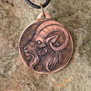 Okkulter Kupferziegenanhänger – Halskette mit Baphomet und Himmelskarte – Dunkler, handbemalter Hexenschmuck – Talisman der Macht und des Mysteriums