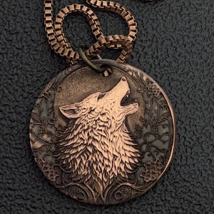 Handgefertigter Anhänger aus Kupfer mit heulendem Wolf, Halskette mit Waldgeist-Totemtier, symbolisches, handgefertigtes Wolfsgeschenk