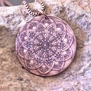 Collier Mandala Lotus  , Pendentif Lithothérapie Équilibre & Paix en Cuivre, Bijou Géométrie Sacrée 29mm, Cadeau Spirituel