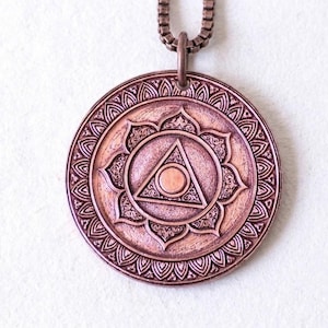 Anhänger aus reinem Kupfer mit Dreieck und Lotusblume – Tiefe Handgravur, esoterischer Schmuck mit heiliger Geometrie, Patina-Finish, professionelle Lackierung, Kette
