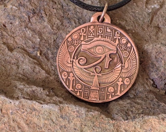 Kopparhänge av Horus öga (Udjat) – Bevingad egyptisk skyddsmedalj – Handmålat hieroglyfiskt och ankhhalsband – Hälsotalisman