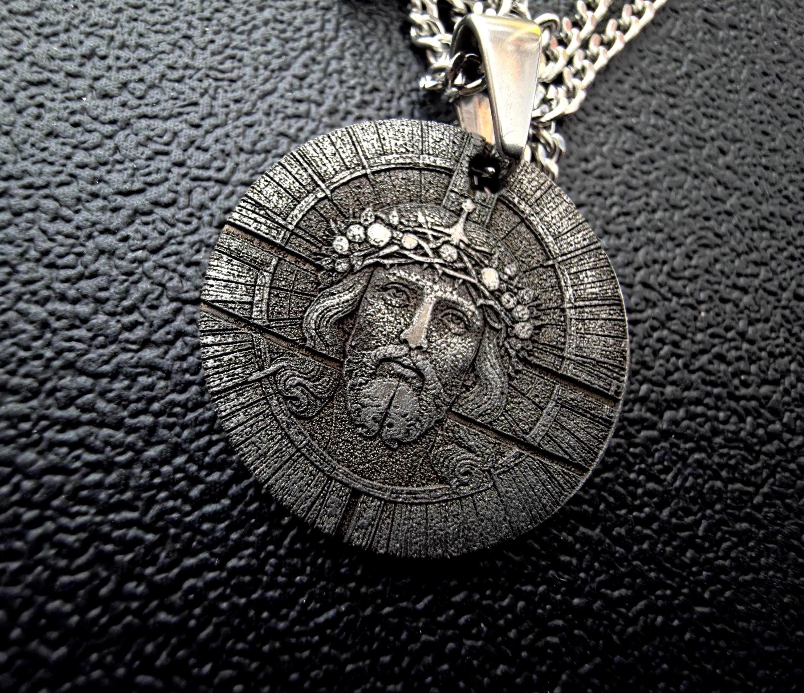 Pendentif croix & Christ, gravure(s), acier - 5.7cm