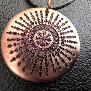 Ręcznie robiony wikingowy wisiorek Vegvisir, naszyjnik wikingów, biżuteria z runiczną ochroną, biżuteria z duchowym kompasem i totem wikingów