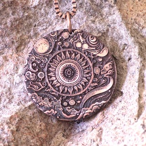 Gepatineerde koperen zonnehanger - Kosmische handgemaakte sieraden - Echte koperen ketting voor mannen of vrouwen - Gedetailleerde hemelse gravure