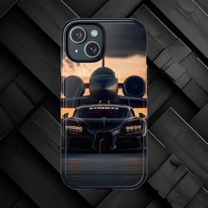 Op de afbeelding: Een set van drie keramische mokken met een gespikkelde, matte afwerking. De mokken zijn in crème, lichtgrijs en donkergrijs. Elke mok heeft een eenvoudig, minimalistisch ontwerp.