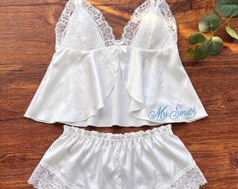 Completo pigiama in raso personalizzato, pigiama da sposa ricamato su misura, regali per damigelle, pigiama di seta per addio al nubilato, regalo per la futura signora