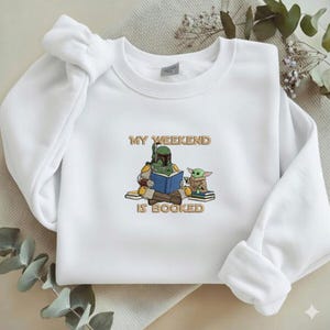 My Weekend Is Booked Embroidered Sweatshirt, Boba Fett and Baby Yoda Reading Crewneck, Star Wars Bookish Gift, Grogu Pullover Y-30032603S immagine 15