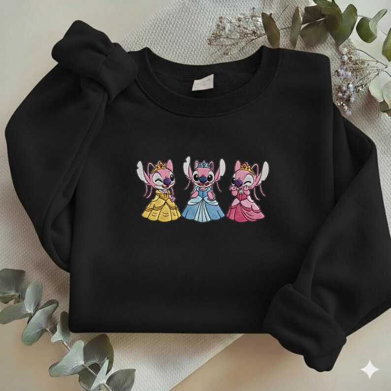 Puede incluir: Una taza de cer&aacute;mica blanca con un asa negra y el texto "But First, Coffee" en negrita negra. La taza est&aacute; sobre una superficie blanca. La taza mide 10 cm de alto.