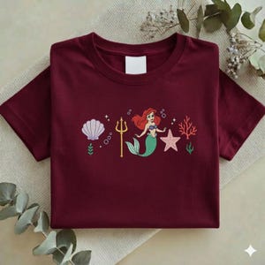 Puede incluir: Un juego de tres cuencos de cer&aacute;mica anidados en tonos azules, verdes y blancos. Los cuencos presentan un esmalte moteado y un dise&ntilde;o sencillo y moderno. El cuenco m&aacute;s grande mide aproximadamente 15 cm de di&aacute;metro.