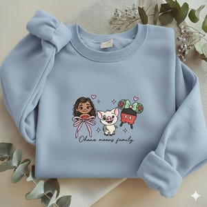 Puede incluir: Un letrero de madera r&uacute;stico con la frase "Welcome to our porch" en letras blancas. El letrero presenta un acabado envejecido y un dise&ntilde;o sencillo y acogedor, ideal para la decoraci&oacute;n exterior.