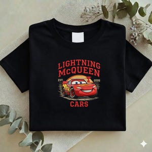 Sudadera bordada de Rayo McQueen / Camiseta retro de la película Cars de Disney / Camiseta de carreras / Idea de regalo vintage de 1995 para aficionados a las carreras Y-18032602S imagen 6