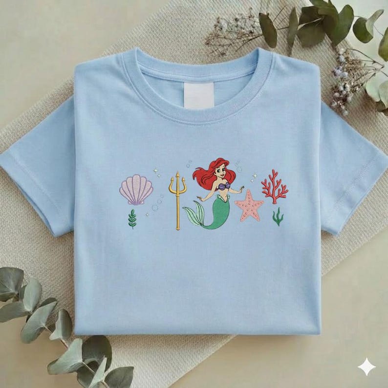 Sudadera bordada de Ariel, Sirenita, camiseta de concha marina de princesa Disney, cuello redondo bajo el mar, regalo de sirena personalizado Y-24022658 imagen 6