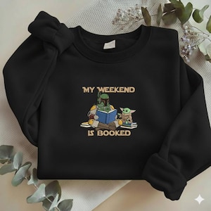 My Weekend Is Booked Embroidered Sweatshirt, Boba Fett and Baby Yoda Reading Crewneck, Star Wars Bookish Gift, Grogu Pullover Y-30032603S immagine 1