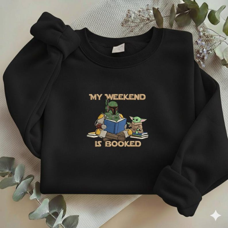 My Weekend Is Booked Embroidered Sweatshirt, Boba Fett and Baby Yoda Reading Crewneck, Star Wars Bookish Gift, Grogu Pullover Y-30032603S immagine 1