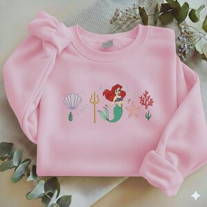 Sudadera bordada de Ariel, Sirenita, camiseta de concha marina de princesa Disney, cuello redondo bajo el mar, regalo de sirena personalizado Y-24022658 imagen 2