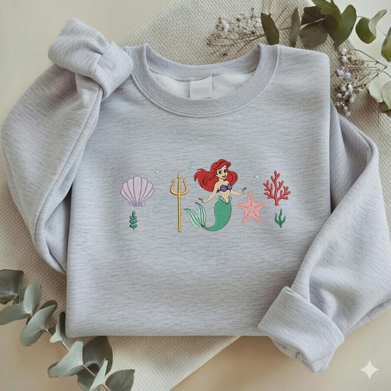 Sudadera bordada de Ariel, Sirenita, camiseta de concha marina de princesa Disney, cuello redondo bajo el mar, regalo de sirena personalizado Y-24022658 imagen 9