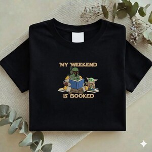 Pu&ograve; includere: Un cartello in legno rustico con la scritta "Welcome to our home" in lettere bianche. Il cartello presenta una finitura invecchiata e un design semplice e accogliente, ideale per un portico o un ingresso.