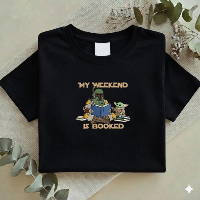 Pu&ograve; includere: Un cartello in legno rustico con la scritta "Welcome to our home" in lettere bianche. Il cartello presenta una finitura invecchiata e un design semplice e accogliente, ideale per un portico o un ingresso.