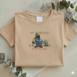 Pu&ograve; includere: Un set di tre tazze in ceramica con finitura opaca e macchiettata. Le tazze sono nei toni del crema, grigio chiaro e grigio scuro. Ogni tazza ha un design minimalista, perfetto per caff&egrave; o t&egrave;.