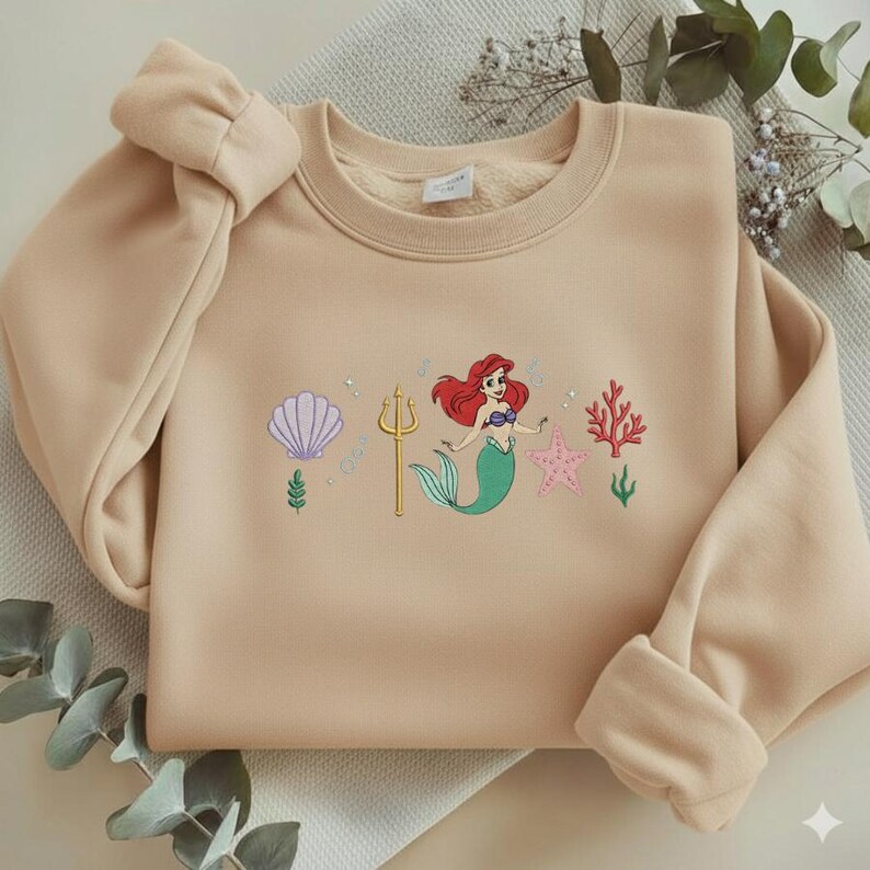 Sudadera bordada de Ariel, Sirenita, camiseta de concha marina de princesa Disney, cuello redondo bajo el mar, regalo de sirena personalizado Y-24022658 imagen 5