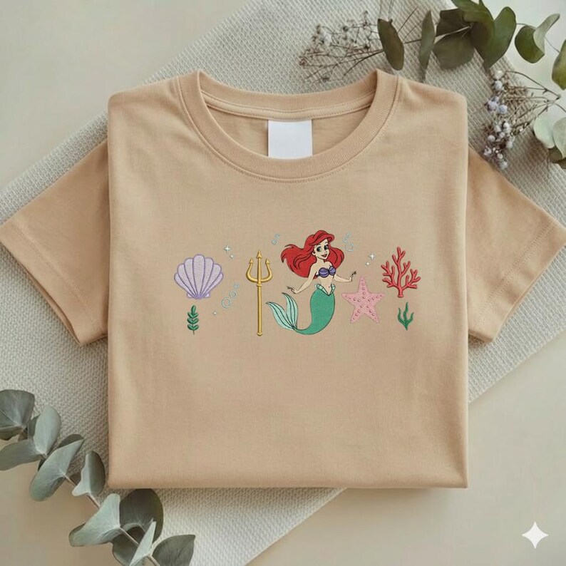 Sudadera bordada de Ariel, Sirenita, camiseta de concha marina de princesa Disney, cuello redondo bajo el mar, regalo de sirena personalizado Y-24022658 imagen 4