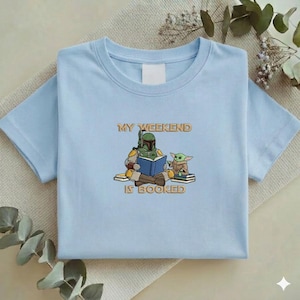 Pu&ograve; includere: Un set di tre tazze in ceramica con finitura opaca e macchiettata. Le tazze sono blu, verdi e bianche. Ognuna ha un design semplice e moderno, perfetto per caff&egrave; o t&egrave;.