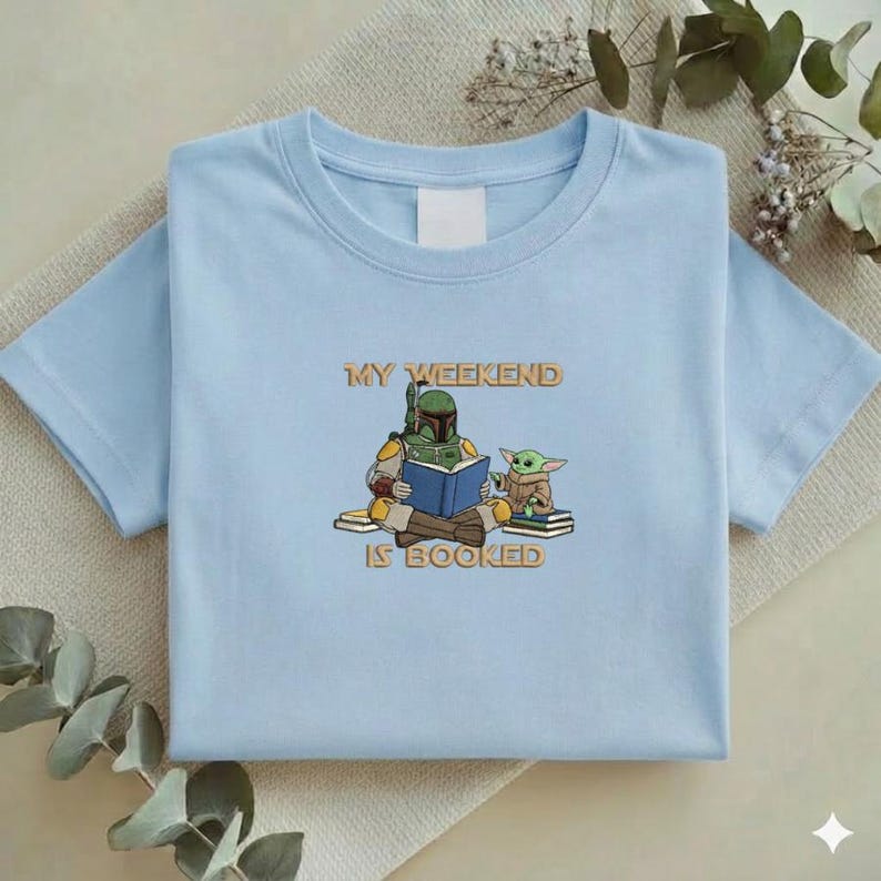 Pu&ograve; includere: Un set di tre tazze in ceramica con finitura opaca e macchiettata. Le tazze sono blu, verdi e bianche. Ognuna ha un design semplice e moderno, perfetto per caff&egrave; o t&egrave;.