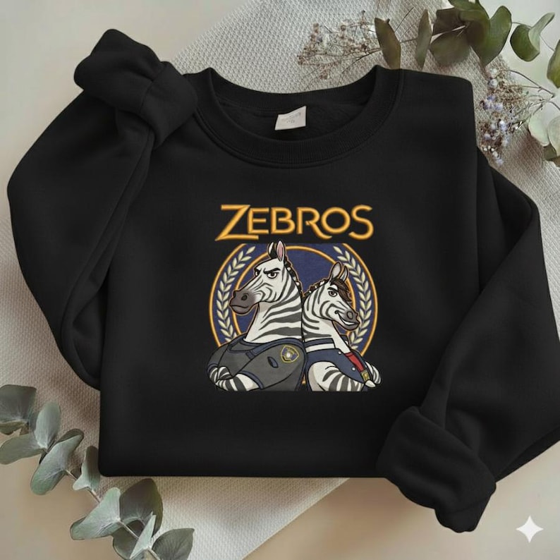 Może przedstawiać: Biały ceramiczny kubek z czarnym uchwytem i napisem "But First, Coffee" czarną, pogrubioną czcionką. Kubek stoi na białej powierzchni. Kubek ma około 10 cm wysokości.