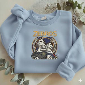 Może przedstawiać: Zestaw trzech ceramicznych kubk&oacute;w z nakrapianym, matowym wykończeniem. Kubki są w odcieniach kremowym, jasnoszarym i ciemnoszarym. Każdy kubek ma prosty, minimalistyczny design, idealny do kawy lub herbaty.