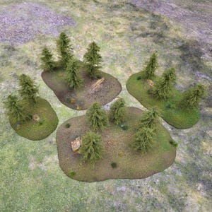 Puede incluir: Cuatro piezas de terreno en miniatura para juegos de mesa. Cada pieza presenta una pequeña colina cubierta de hierba con varios pinos verdes en miniatura y pequeñas rocas. Las piezas de terreno están sobre una superficie verde y marrón.