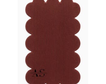 Alfombra con borde festoneado color granate hecha a mano / Diseño artesanal único / por ARTISANRUGSGALLERY
