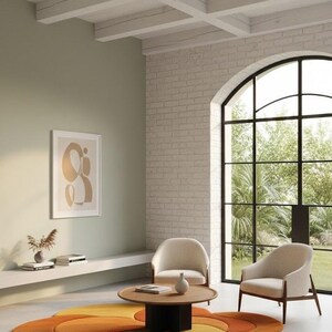 Puede incluir: Un sal&oacute;n moderno con una colorida alfombra abstracta en tonos naranja, amarillo y verde. Dos sillones color crema frente a una mesa de centro redonda de madera. Una obra de arte enmarcada y una gran ventana completan el elegante interior.