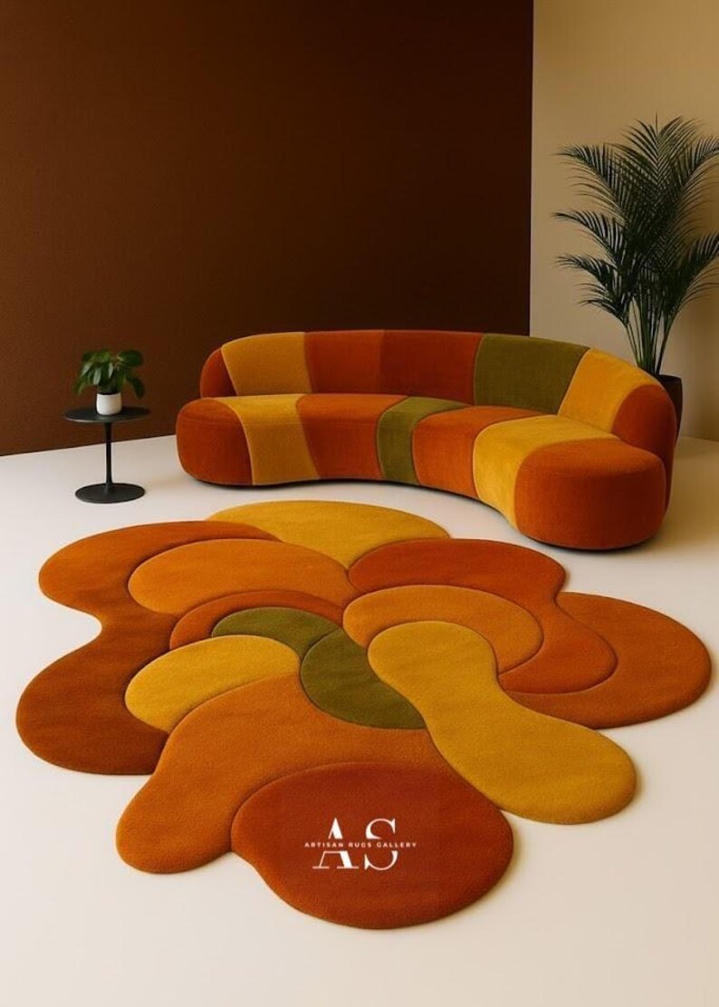 Puede incluir: Una moderna sala de estar con un sof&aacute; curvo y una alfombra a juego. El sof&aacute; y la alfombra tienen un dise&ntilde;o de patchwork en tonos naranja, amarillo y verde. La alfombra tiene una forma abstracta y org&aacute;nica. Tambi&eacute;n se ve una peque&ntilde;a mesa auxiliar con una planta.