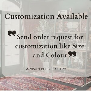 Puede incluir: La imagen muestra una habitaci&oacute;n con una alfombra y una estanter&iacute;a. El texto en la imagen dice "Customization Available" y "Enviar solicitud de pedido para personalizaci&oacute;n como tama&ntilde;o y color". Tambi&eacute;n se ve el logotipo de Artisan Rugs Gallery.