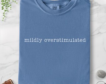 Maglietta leggermente sovrastimolata, maglietta Comfort Colors, maglietta divertente Gen Z, maglietta umoristica sull'ansia, abbigliamento Weirdcore squilibrato, mamma sovrastimolata