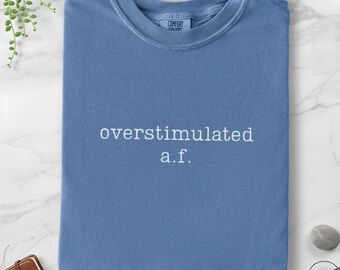 Maglietta A.F. sovrastimolata, maglietta Comfort Colors, maglietta divertente Gen Z, maglietta umoristica sull'ansia, abbigliamento Weirdcore squilibrato, mamma sovrastimolata