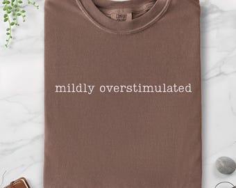 Maglietta leggermente sovrastimolata, maglietta Comfort Colors, maglietta divertente Gen Z, maglietta umoristica sull'ansia, abbigliamento Weirdcore squilibrato, mamma sovrastimolata
