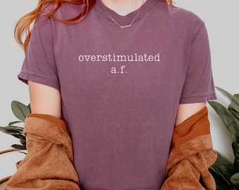 Maglietta A.F. sovrastimolata, maglietta Comfort Colors, maglietta divertente Gen Z, maglietta umoristica sull'ansia, abbigliamento Weirdcore squilibrato, mamma sovrastimolata