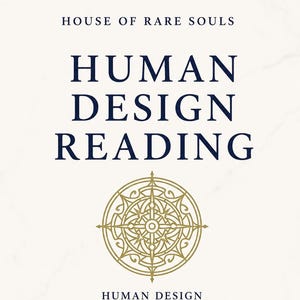 Może przedstawiać: Kwadratowa grafika na kremowym tle z ciemnoniebieskim tekstem o treści HOUSE OF RARE SOULS, HUMAN DESIGN READING, HUMAN DESIGN, BLUEPRINT oraz ENERGY KEYS. Złoty, okrągły, geometryczny emblemat przypominający kompas znajduje się na środku.