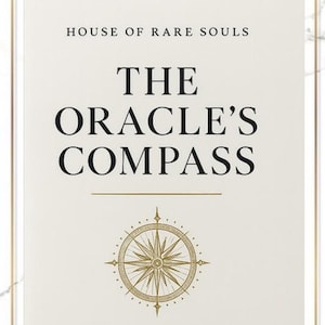 Może przedstawiać: Okładka książki z tytułem "THE ORACLE'S COMPASS" pogrubioną czcionką. Poniżej złoty wzór róży wiatrów. Tekst "HOUSE OF RARE SOULS" u góry i "4 LAWS FOR RARE SOULS" na dole. Tło jest w kolorze złamanej bieli.