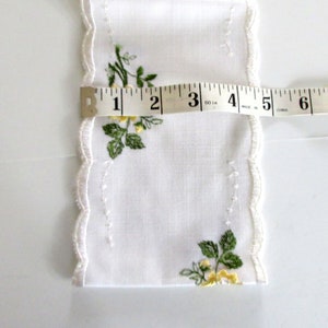 Embroidered Yellow Roses Table Runner: Polyester Viskose (60x4 inch)