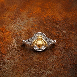 Dainty Bee Signet Ring | 925 Sterling Silver & Gold